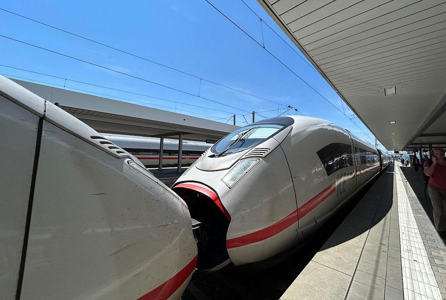 Trenul care ne-a transportat în Munchen Ai noștri i-au surclasat! La pas prin Munchen în ziua semifinalei Spania - Franța: ce am observat