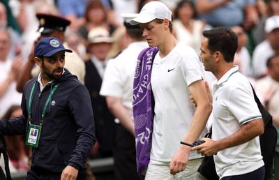 Liderul mondial Jannik Sinner, eliminat în „sferturi” la Wimbledon » Probleme medicale în setul 3: „Am simțit că nu se mișcă bine”
