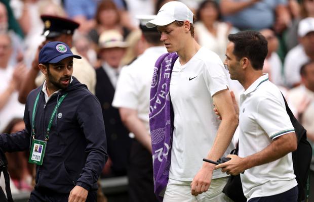 Liderul mondial Jannik Sinner, eliminat în „sferturi” la Wimbledon » Probleme medicale în setul 3: „Am simțit că nu se mișcă bine”