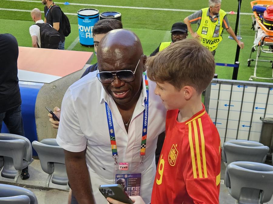 Tatăl lui Kylian Mbappe, o atracție pentru fanii români care l-au recunoscut // FOTO: GSP Spania - Franța 2-1 » Furiaaa Rojaaa, ole! Spania în marea finală Euro 2024, ca un matador inteligent, în fața Franței neputincioase