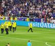Un fan a intrat pe teren în Spania - Franța și și-a îndeplinit obiectivul, înainte să fie prins de stewarzi