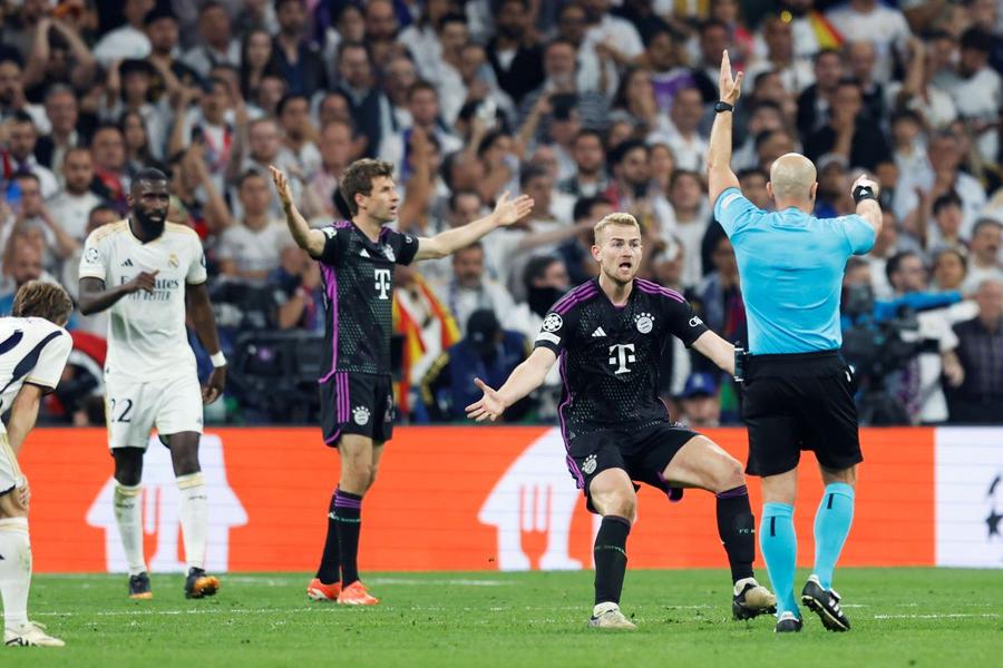 Matthijs De Light și Thomas Muller protestează după ce Szymon Marciniak a anulat pripit golul ce ar fi dus semifinala Ligii Real Madrid - Bayern în prelungir, acum două luni / Foto: Imago UEFA i-a încheiat cariera lui Daniele Orsato. Pe cine ar desemna să conducă finala EURO 2024 de duminică!