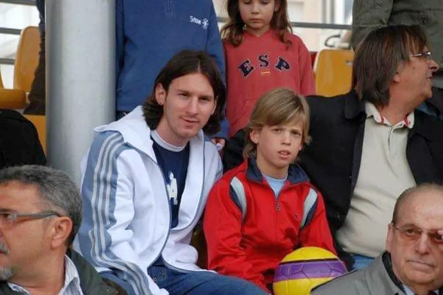Fotografia cu Lionel Messi și Dani Olmo, făcută în urmă cu 18 ani // sursă: theplayerstribune.com Au republicat scrisoarea vedetei „Furia Roja”, chiar înaintea semifinalei Spania - Franța: „Scuze, Leo. Nici măcar tu nu m-ai distras”