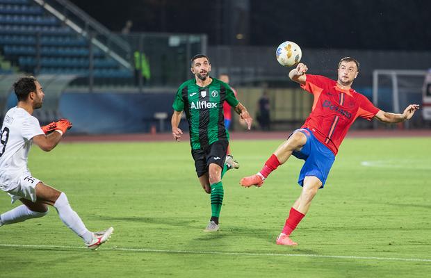 Cu ei a jucat FCSB! Scene HILARE în timpul meciului din San Marino