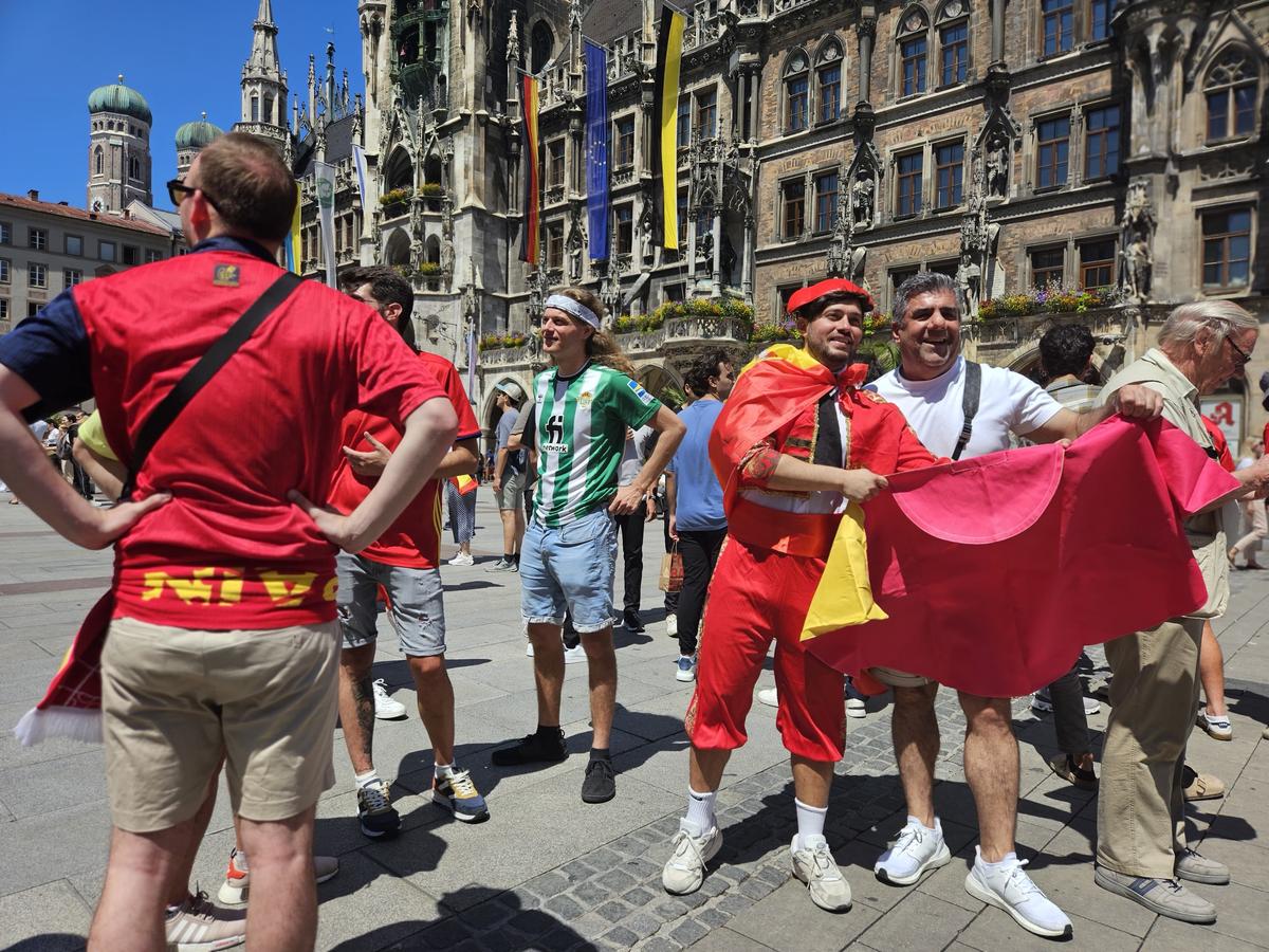 Spaniolii au făcut show în Marienplatz, francezii au rămas datori » Care a fost atmosfera în Munchen înainte de Spania - Franța + Agitație în fanzone