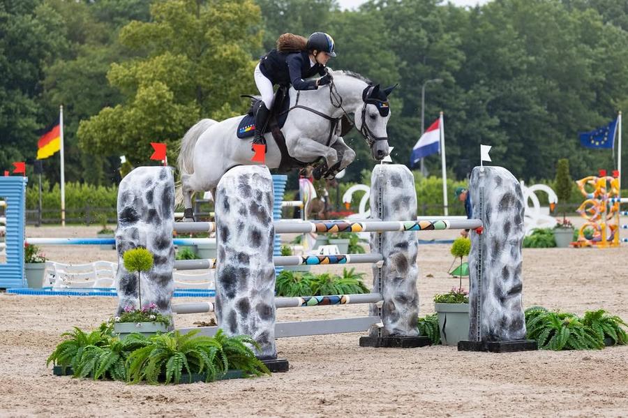 Daria Copos și Castigo de Amor în acțiune la Grand Prix-ul pentru copii din Olanda. Foto: Instagram/DariaCopos Colțul secret din biroul lui George Copos: „Uite cât de frumos!” + Pasiunea inedită a fiicei sale, Daria, mica vedetă a României la echitație