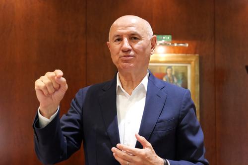 George Copos în biroul său vecin cu hotelul „Crowne Plaza”. Foto: Andrei Furnigă (GSP)