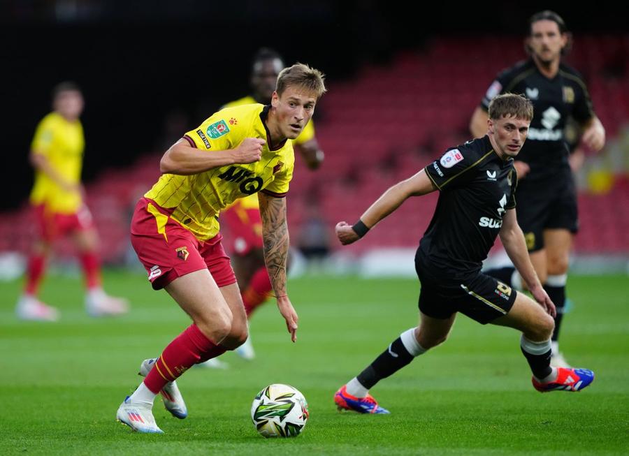 Mileta Rajovic (galben), într-un meci dintre Watford și MK Dons / Foto: Imago Legia Varșovia sparge banca pentru Edi Iordănescu » Cea mai scumpă achiziție din istoria fotbalului polonez!