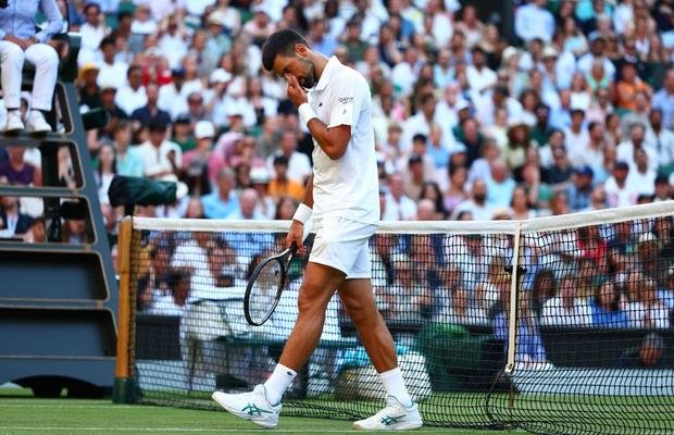 Novak Djokovic l-a depășit pe Roger Federer! Sârbul s-a accidentat în ultimul game, iar Jelena și-a pus mâinile pe cap