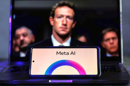 Pe fundal, fondatorul Meta, Mark Zuckerberg // foto: Imago Images