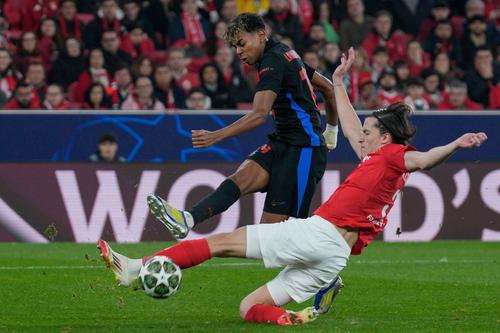 Alvaro Carreras (dreapta), în duel cu Lamine Yamal, la meciul de-acum patru luni, Benfica - Barcelona 4-5 / Foto: Imago
