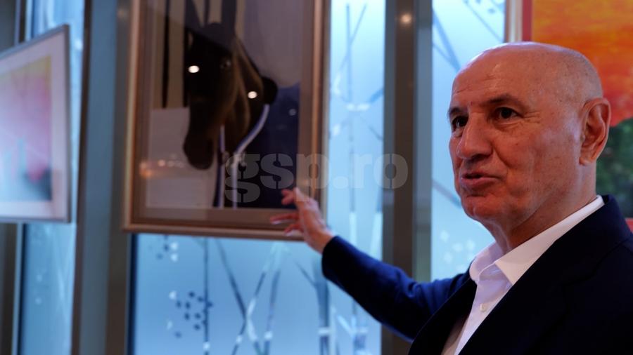 George Copos arată unul dintre tablourile pictate de fiica sa, Daria Colțul secret din biroul lui George Copos: „Uite cât de frumos!” + Pasiunea inedită a fiicei sale, Daria, mica vedetă a României la echitație