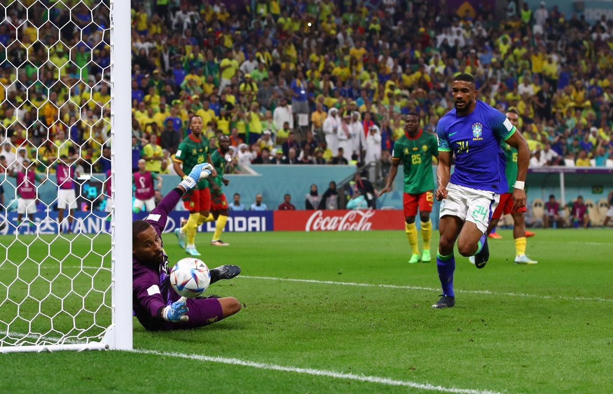 Imagini cu Devis Epassy din Camerun - Brazilia