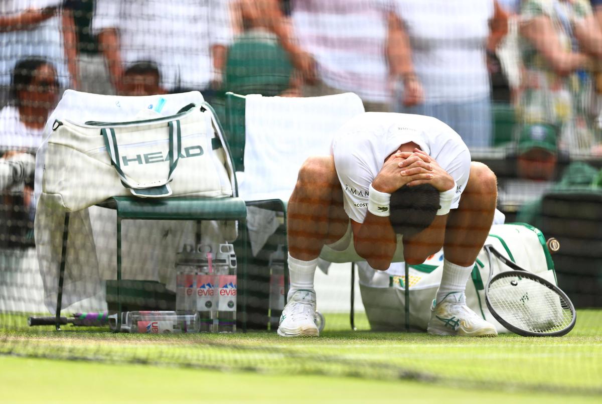 Novak Djokovic s-a calificat pentru a 14-a oară în semifinale la Wimbledon