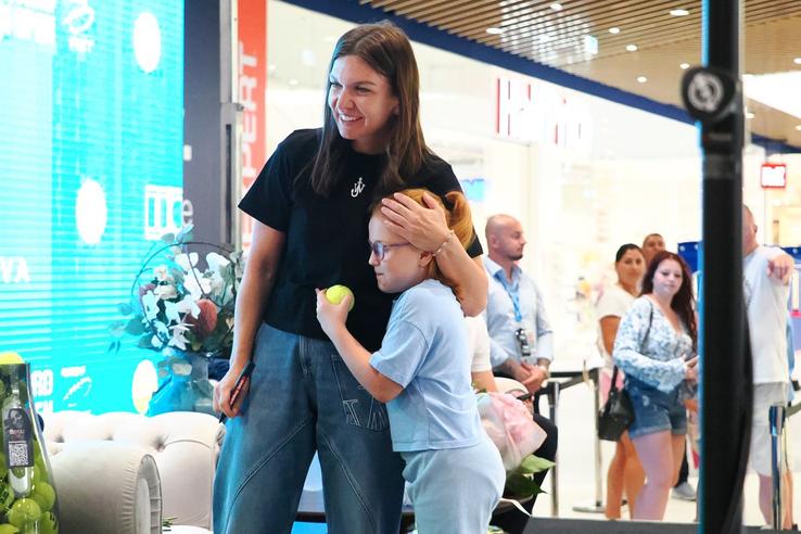 Simona Halep - sesiune de autografe pentru fanii din Iași Foto: Roxana Fleșeru