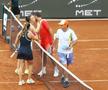 Un salut cald la fileu între Simona Halep și Stan Wawrinka la meciul demonstrativ de la Iași FOTO Roxana Fleșeru