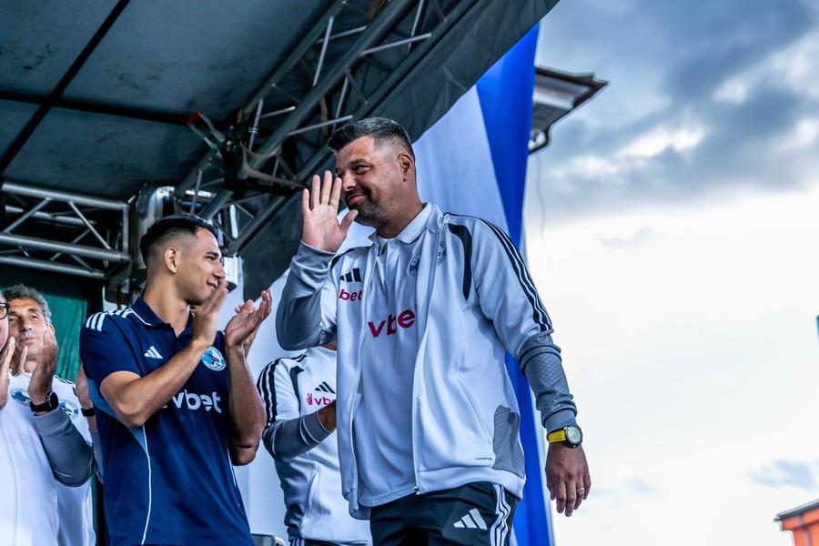 Prezentarea echipei Corvinul pentru noul sezon de Superligă. Foto: Facebook Corvinul Hunedoara Doar doi jucători din lotul Corvinului erau născuți la ultimul meci al Hunedoarei în prima ligă