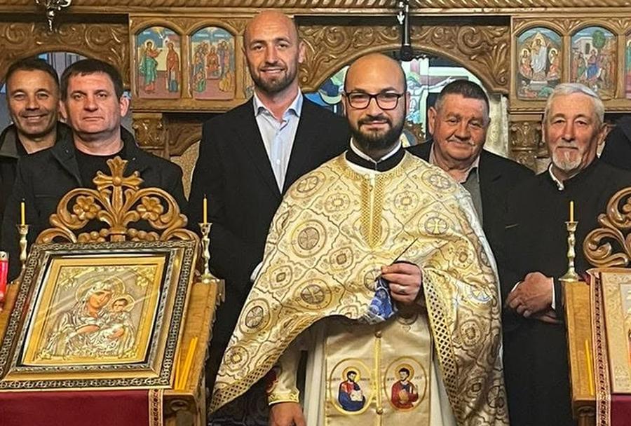 Părintele Toni Lucian Dumitru, alături de Gabi Mureșan, primar în Apold/Sursă foto: Facebook „Părinte, eu cred că nu mai pot” » Preotul care a fost pe lac cu Gabi Mureșan dezvăluie ultimele clipe ale fostului fotbalist: „I-am zis: «Stai pe aici că e beznă»”