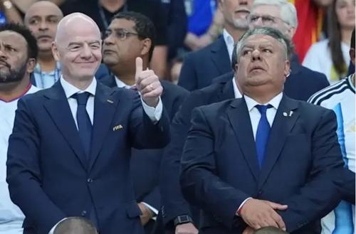Președintele FIFA, Gianni Infantino, este nelipsit de la meciurile Argentinei, la care stă lângă șeful AFA, Claudio Tapia