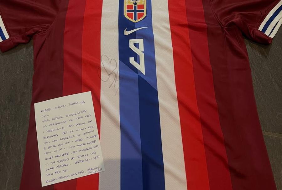 Tricoul și scrisoarea trimise de Haaland familiei îndurerate. Foto: Instagram Gestul emoționant al lui Haaland pentru familia lui Dennis, băiețelul decedat la 6 ani: „Ne-a dat fiori pe șira spinării”