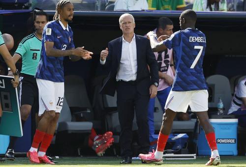 Bradley Barcola (stânga), Didier Deschamps (centru) și Ousmane Dembele (dreapta) / Foto: Imago Images