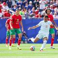 Kylian Mbappe și Ayyoub Bouaddi (în spatele decarului francez) // Foto: Imago Images