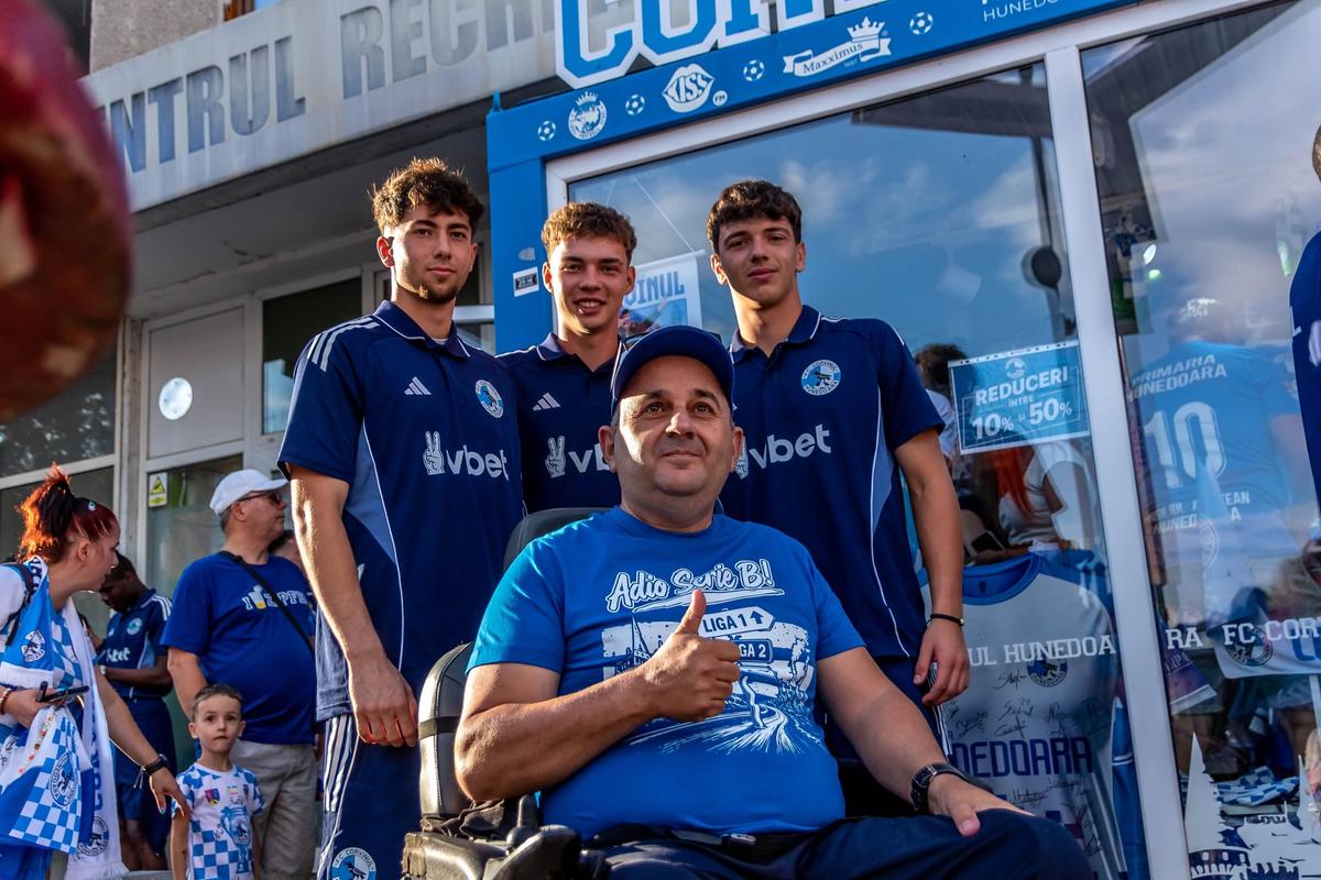 Corvinul și-a prezentat lotul pentru revenirea în Superligă » Când ar putea juca pe stadionul din Petroșani