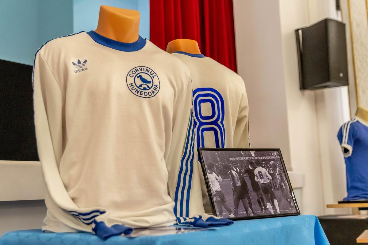 Corvinul și-a prezentat lotul pentru revenirea în Superligă » Când ar putea juca pe stadionul din Petroșani
