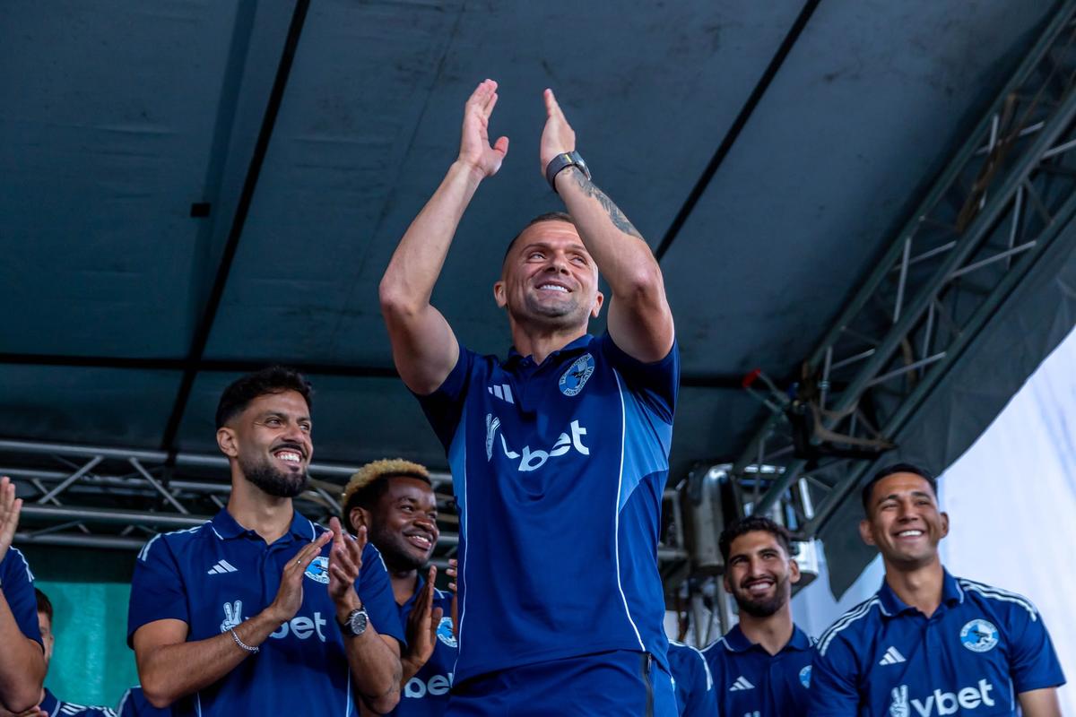 Corvinul și-a prezentat lotul pentru revenirea în Superligă » Când ar putea juca pe stadionul din Petroșani