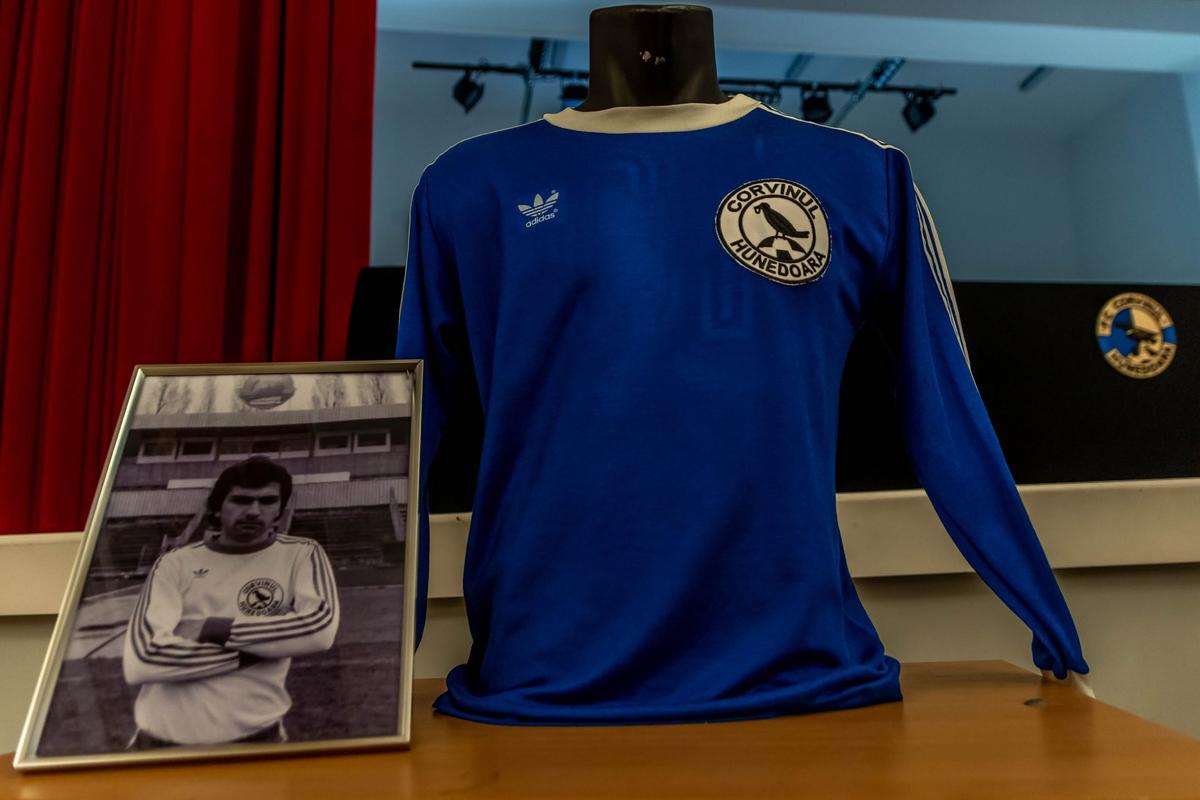 Corvinul și-a prezentat lotul pentru revenirea în Superligă » Când ar putea juca pe stadionul din Petroșani