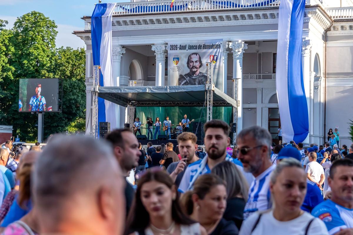 Corvinul și-a prezentat lotul pentru revenirea în Superligă » Când ar putea juca pe stadionul din Petroșani