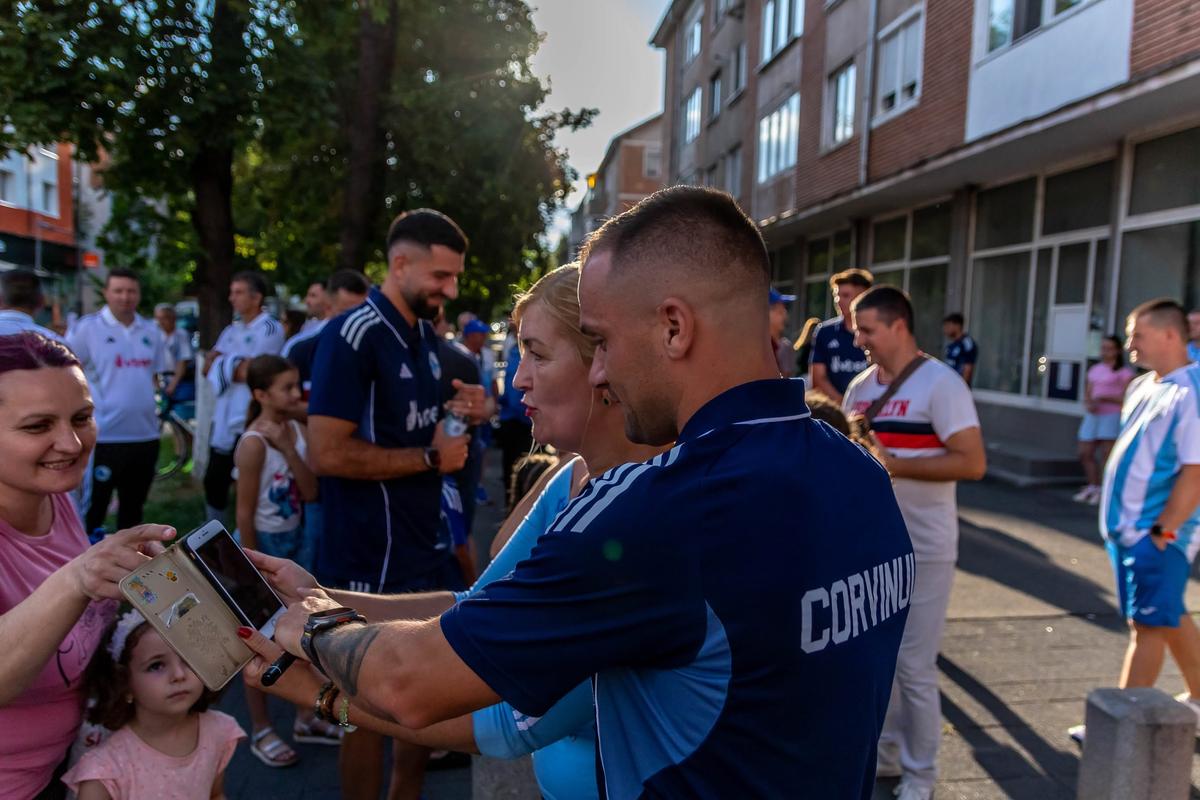 Corvinul și-a prezentat lotul pentru revenirea în Superligă » Când ar putea juca pe stadionul din Petroșani