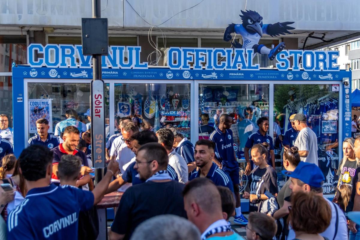 Corvinul și-a prezentat lotul pentru revenirea în Superligă » Când ar putea juca pe stadionul din Petroșani