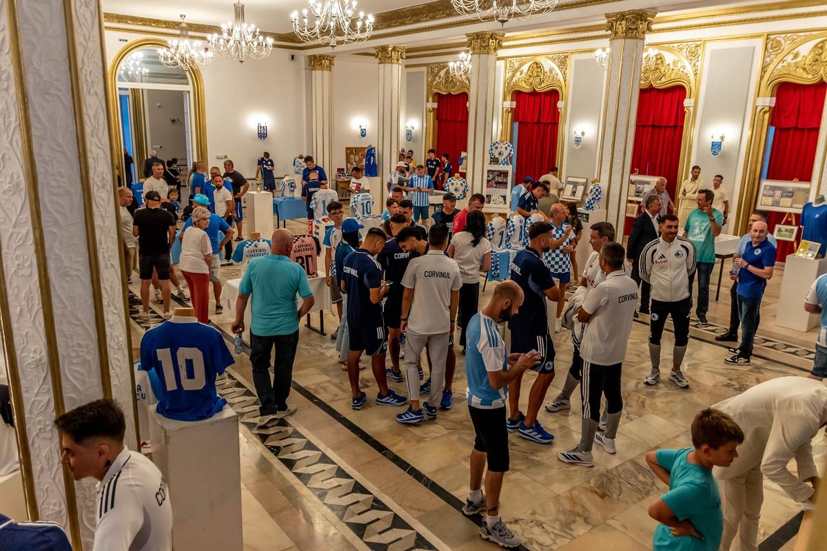 Corvinul și-a prezentat lotul pentru revenirea în Superligă » Când ar putea juca pe stadionul din Petroșani
