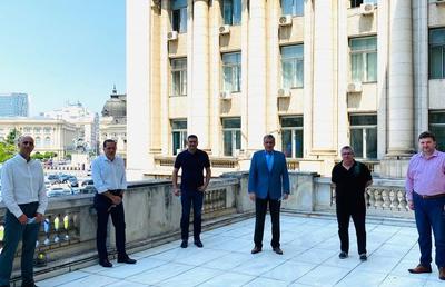 Fanii-acționari de la Dinamo, atac cu talpa la spaniolii veniți la București: „Nu au banii necesari! Se duc cu poza și spun «Am fost la stadion, la Rin. Ne-a plăcut»”
