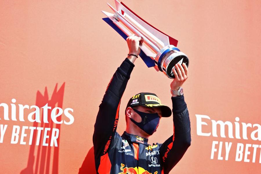 Max Verstappen cu trofeul de la Silverstone Foto Guliver/GettyImages FORMULA 1. Surprinzătorul Max » Verstappen s-a impus în a doua cursă de la Silverstone, luând fața mașinilor Mercedes