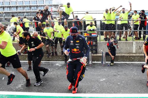 Steagul cu pătrățele flutură, Max Verstappen trece linia de finiș învingător la Silverstone FOTO Guliver/GettyImages