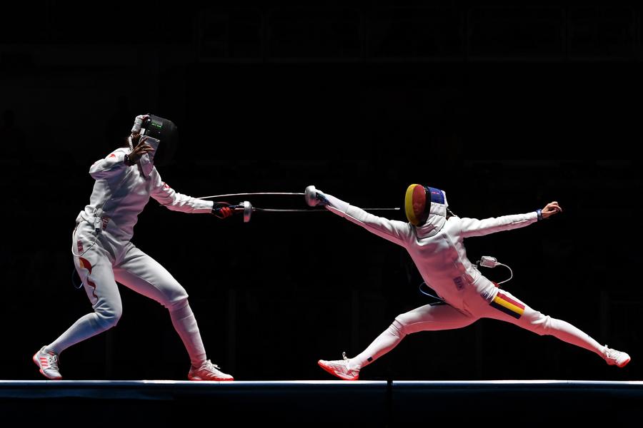 Simona Gherman le-a dominat pe chinezoaice în confruntarea pentru aur FOTO Guliver/GettyImages 4 ani de la singurul aur al României la Rio 2016 » Spadasinele campioane olimpice povestesc cu ce se ocupă în prezent și cum se raportează la acel rezultat remarcabil