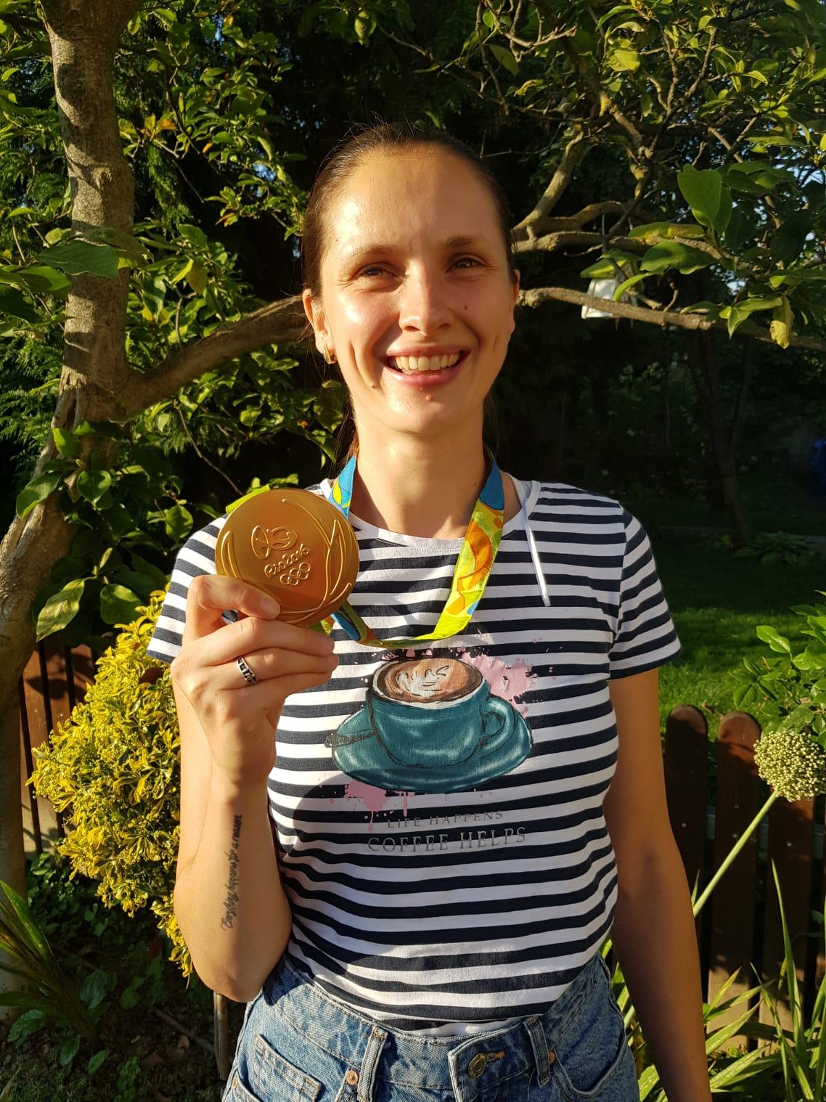 Cum arată medaliile de aur cucerite de echipa feminină de spadă a României la Rio 2016? „Cu puțină rugină și mici zgârieturi”