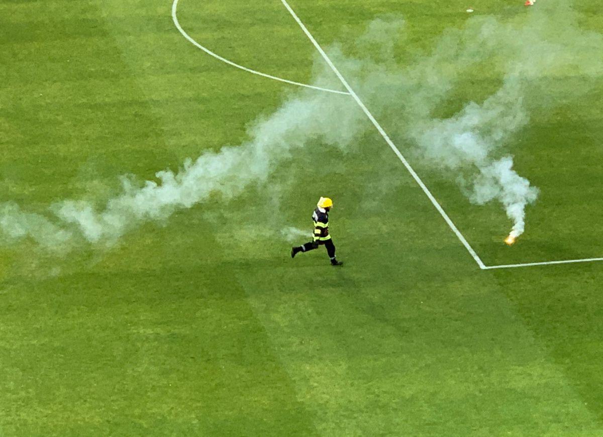 CSA Steaua - Metaloglobus / imagini cu atmosfera din stadion + bannerele ultrașilor din Peluza Sud