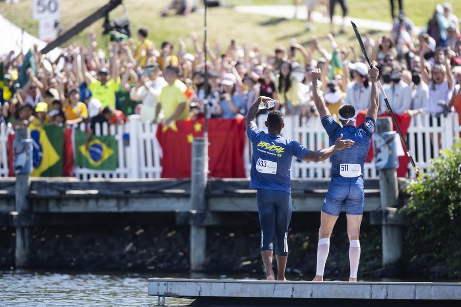 Brazilianul Isaquias Queiroz dos Santos, multiplu campion mondial, prezentându-l suporterilor săi pe noul șef din proba de canoe simplu 1.000 metri// FOTO: Imago Images „A fost multă durere” » Cătălin Chirilă, despre experiența la CM de la Halifax: „Unii poate m-au subestimat”