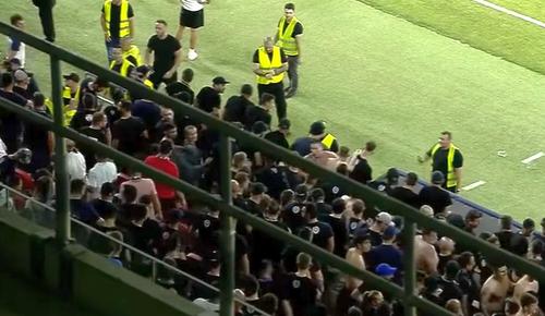 Agitația de la tribuna I după momentul în care un ultras a sărit pe teren pentru a-l confrunta pe Herea, aflat în drum spre vestiare. Suporterul a fost oprit de stewarzi