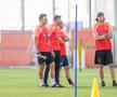 Distracție la antrenamentul FCSB » Cum i-a testat Neubert pe jucători + Charalambous s-a băgat la joc