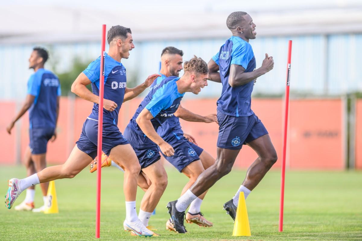 Distracție la antrenamentul FCSB » Cum i-a testat Neubert pe jucători + Charalambous s-a băgat la joc