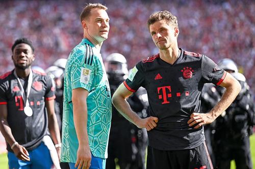 Manuel Neuer (stânga) nu mai poate lovi balonul cum trebuie. Foto: Imago Images