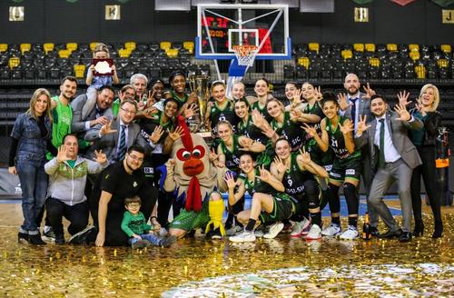 Jucătoarele de la Sepsi cu trofeul Cupei României Foto Brigitta Miska