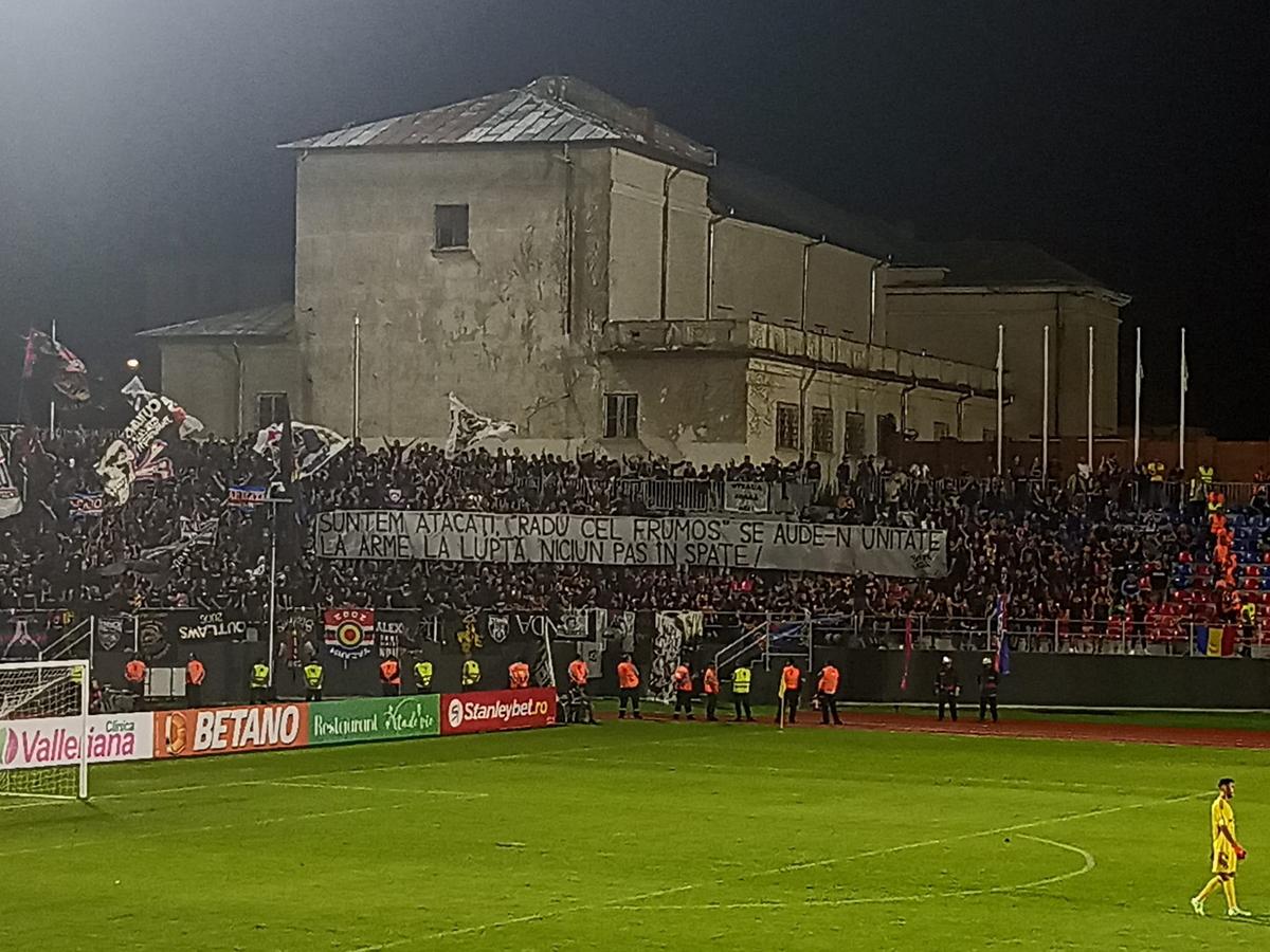 Așa a protestat Peluza Sud, după intrarea FCSB în Ghencea » Bannerele afișate la Târgoviște: „Proști, dar mulți, pe asta se bazează și Marcel” + Show pirotehnic
