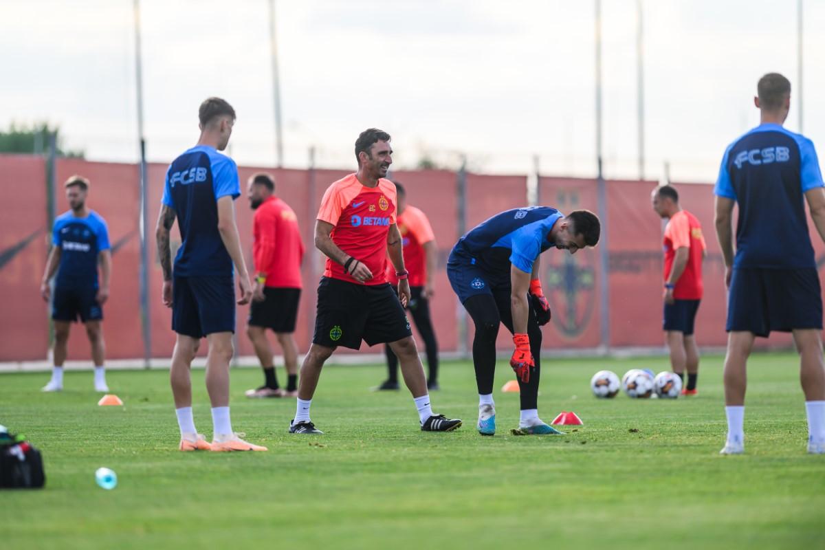 Distracție la antrenamentul FCSB » Cum i-a testat Neubert pe jucători + Charalambous s-a băgat la joc