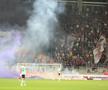 Ultrașii lui Rapid au aruncat cu mai multe torțe și fumigene pe teren la meciul cu Sepsi (2-2). Foto: Ionuț Iordache (GSP)