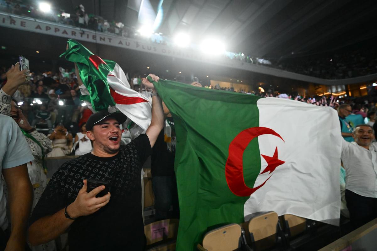 Imane i-a unit! Imagini spectaculoase surprinse de Gazeta în miez de noapte la Paris: sute de algerieni au celebrat pe străzi medalia de aur a noii eroine a țării: „Khelif, regina noastră!”